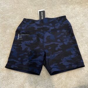NWT Peloton Cadent 5” Reversible Navy Camo Bike Short size Large